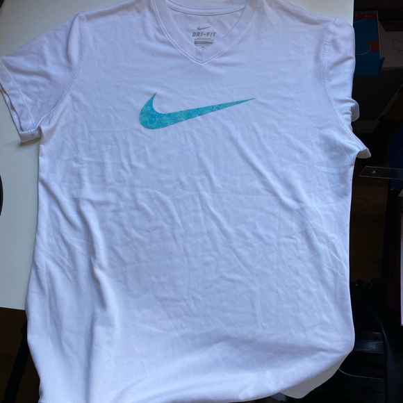 ⭐️SOLD⭐️Nike Workout Top - Picture 2 of 4